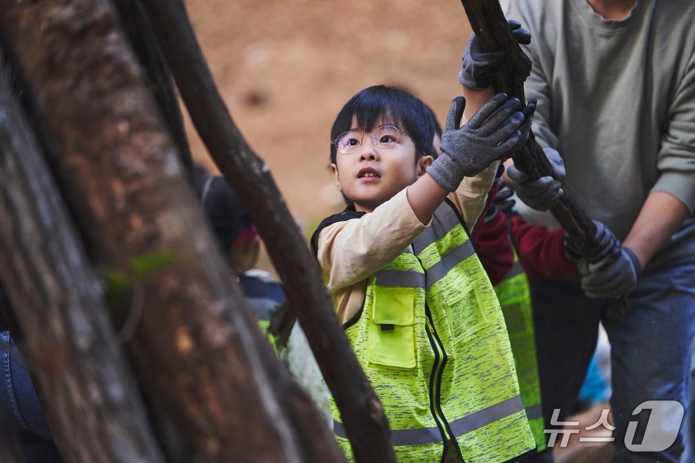 현대위아 임직원과 가족들이 지난 1일 경기도 이천시 포레스트벤처스 식물연구센터에서 오동나무 묘목을 분갈이하는 모습. &#40;현대위아 제공&#41;