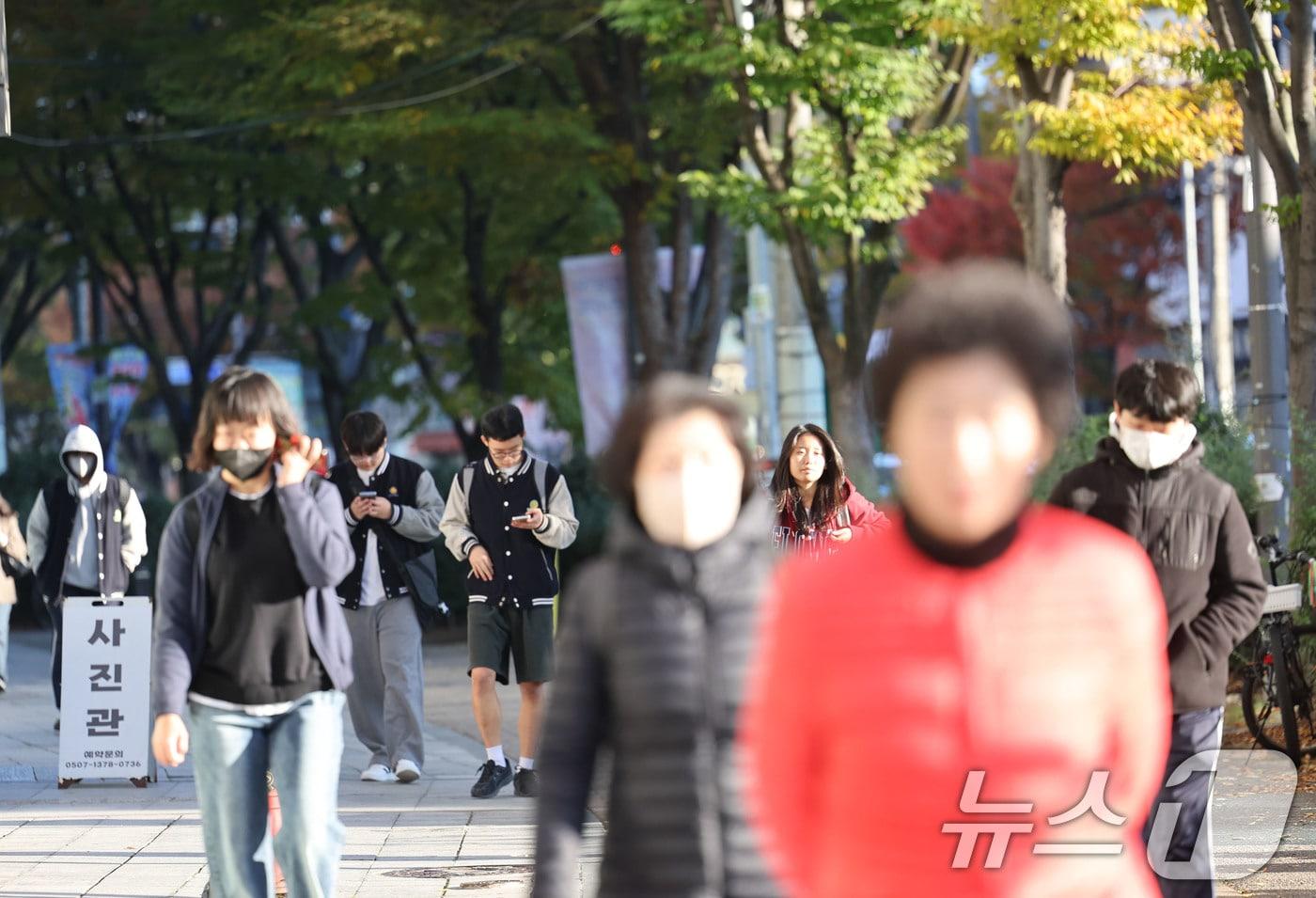 아침 기온이 0도 안팎으로 내려간 3일 오전 광주 북구 오치동에서 시민들이 두꺼운 옷을 걸치고 출근과 등교에 나서고 있다. 2025.11.3/뉴스1 ⓒ News1 박지현 기자