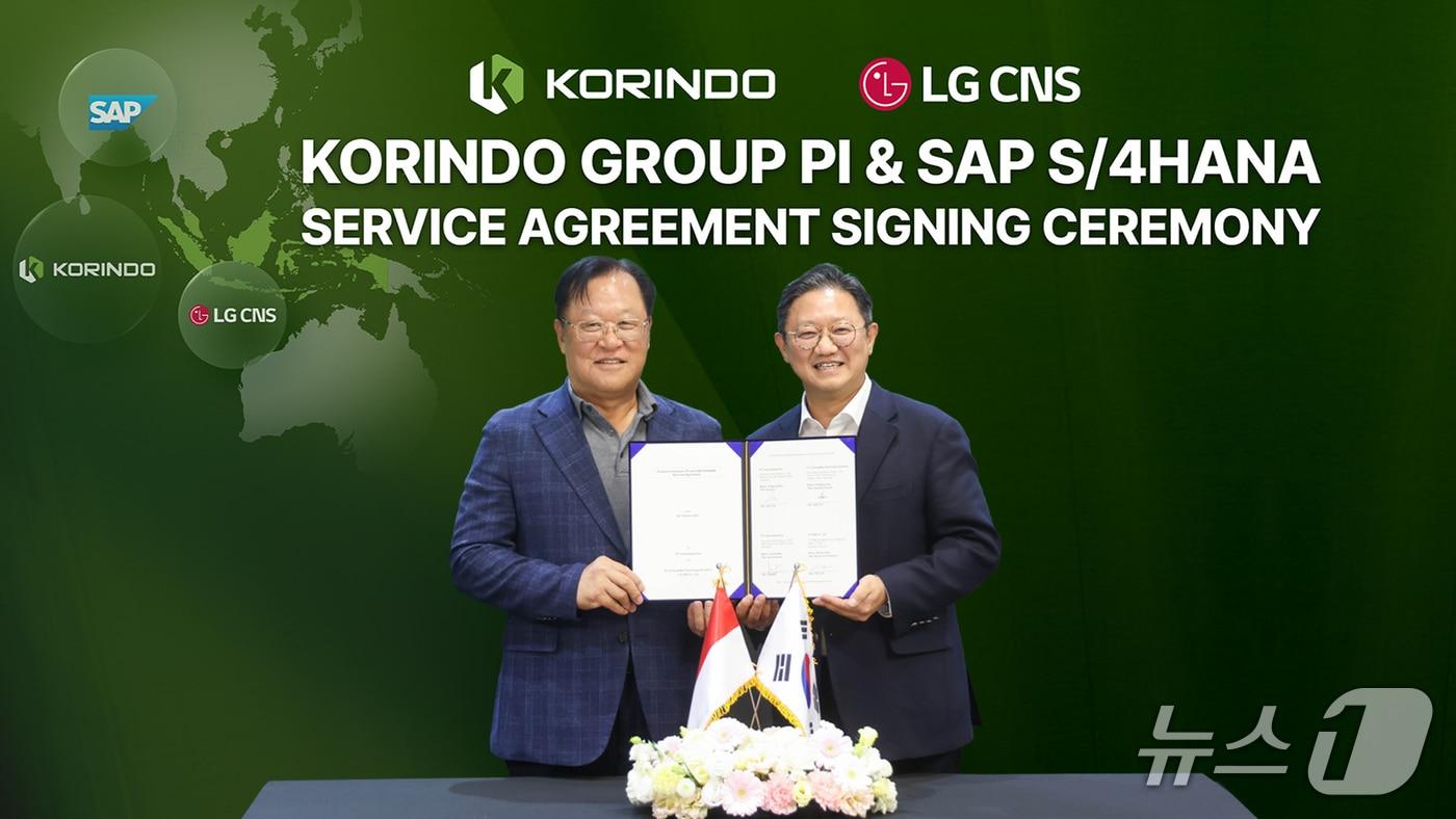 내한신 LG CNS 엔터프라이즈솔루션사업부장 전무&#40;오른쪽&#41;와 문진석 인도네시아 코린도 그룹 부회장이 기념사진을 찍고 있다.&#40;LG CNS 제공&#41;