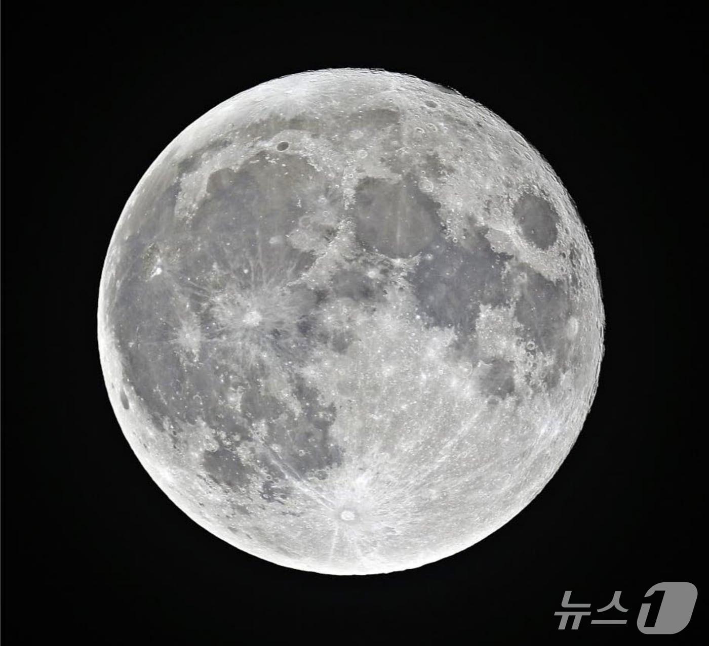 본문 이미지 - 충북 증평 좌구산천문대가 관측한 슈퍼문/뉴스1