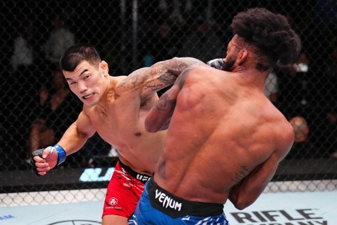 본문 이미지 - 고석현&#40;왼쪽&#41;이 필 로에게 펀치를 뻗고 있다.&#40;UFC 제공&#41;