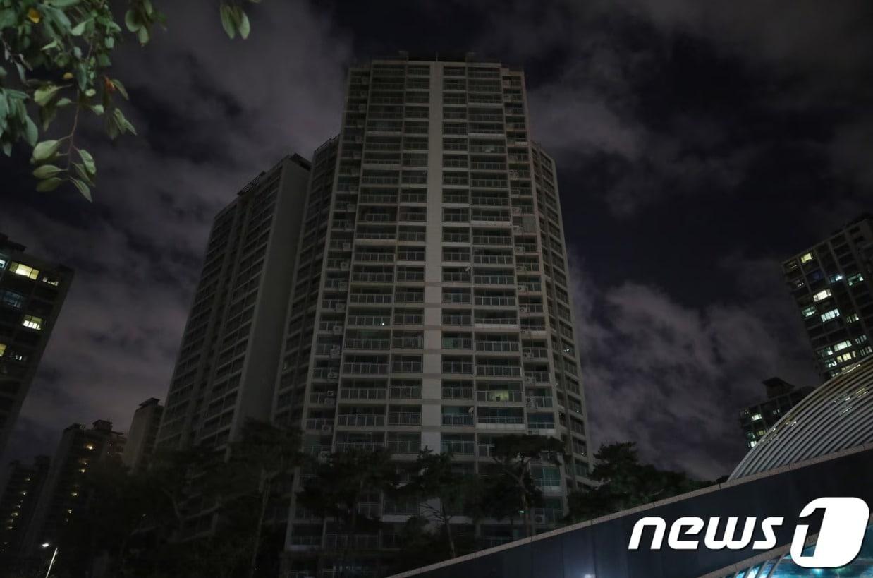 본문 이미지 - 정전된 아파트(사진은 기사 내용과 무관함) / 뉴스1 ⓒ News1
