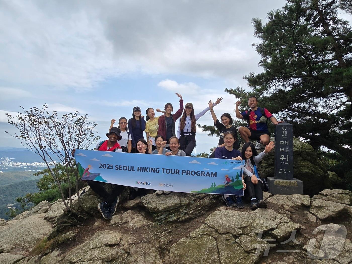 본문 이미지 - 정기 등산체험 프로그램에 참여 중인 외국인 등산객들의 모습&#40;서울관광재단 제공&#41; 