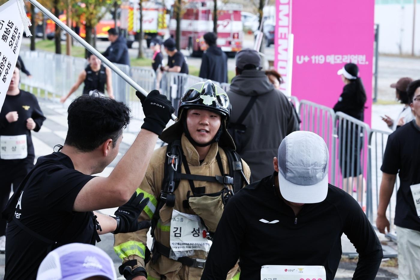LG유플러스는 지난 2일 소방청과 함께 순직소방관 추모 마라톤 &#39;119메모리얼런&#39;을 성황리에 마쳤다. 사진은 실제 소방복을 입고 대회에 나선 현직 소방관들의 모습. &#40;LGU+ 제공&#41;