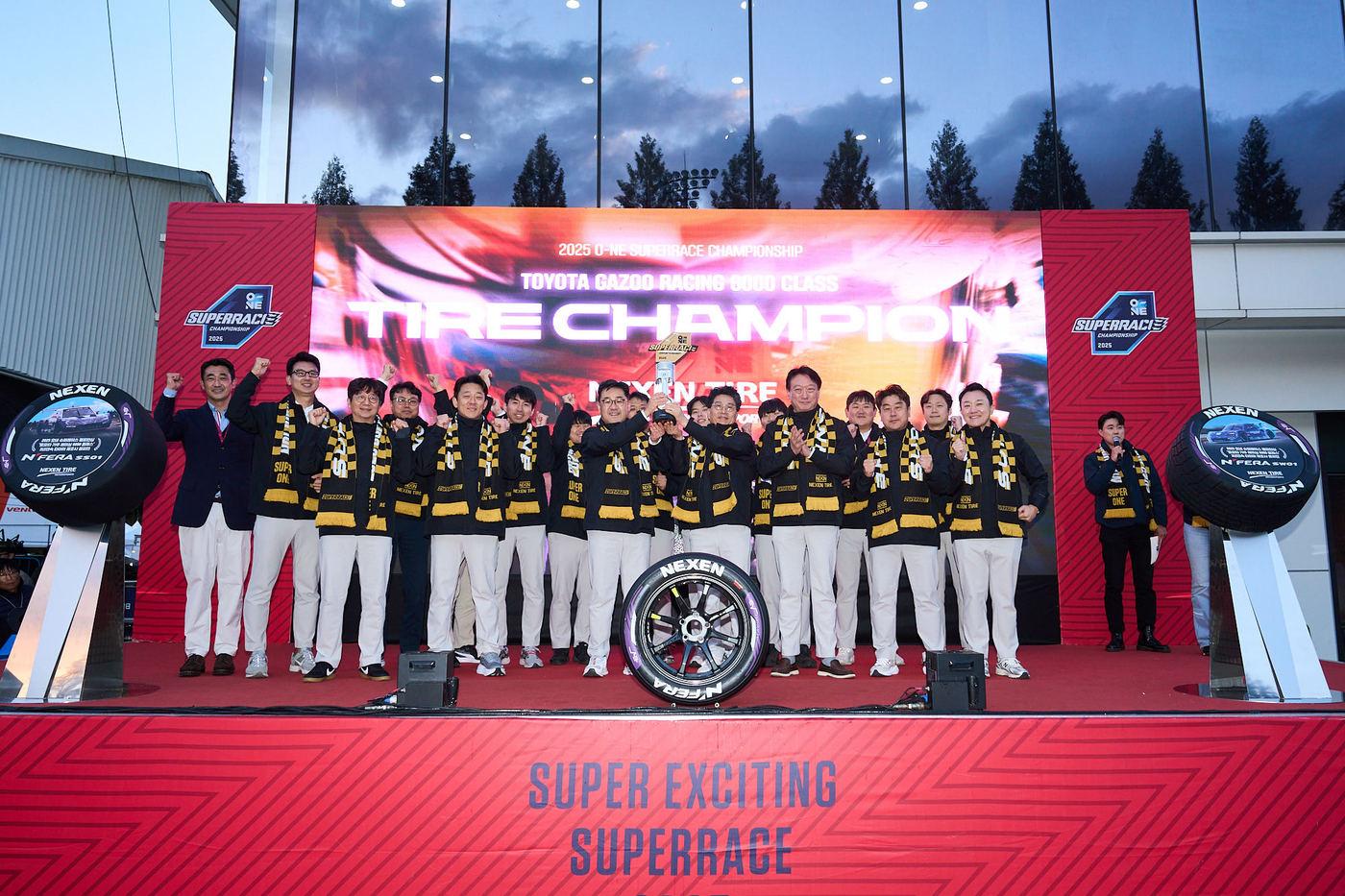 국내 최정상 레이싱 대회인 '2025 오네 슈퍼레이스 챔피언십에서 넥센타이어가 시즌 종합 '타이어 제조사 부문 챔피언'을 달성한 모습(넥센타이어 제공). 2025.11.03.