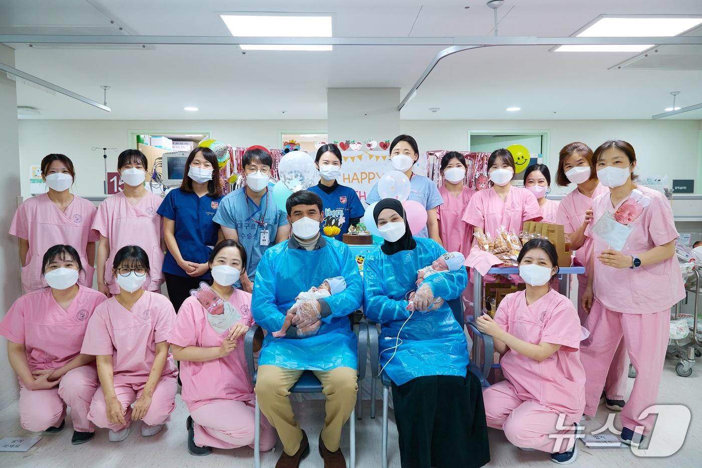 낯선 나라 한국에서 임신 24주에 각각 590g, 670g으로 태어난 초극소 저체중 우즈베키스탄 쌍둥이 형제가 고려대학교구로병원 등 한국의 의료기술과 의료시스템 덕분에 건강하게 100일을 맞이했다.(고려대학교구로병원 제공)
