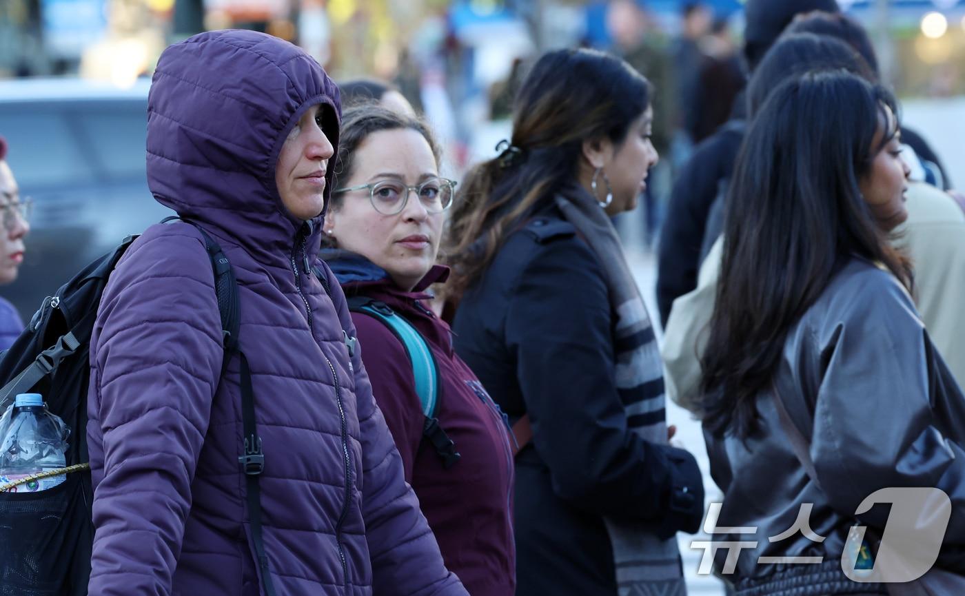 3일 오전 전국의 기온이 영하권으로 떨어지며 출근길 추위가 찾아온 가운데 서울 광화문 네거리에서 외국인 관광객들이 잔뜩 움츠린 채 이동하고 있다. 기상청에 따르면 이날 제주를 제외한 전국 내륙 곳곳에 한파주의보가 발효된 상태다. 2025.11.3/뉴스1 ⓒ News1 김명섭 기자