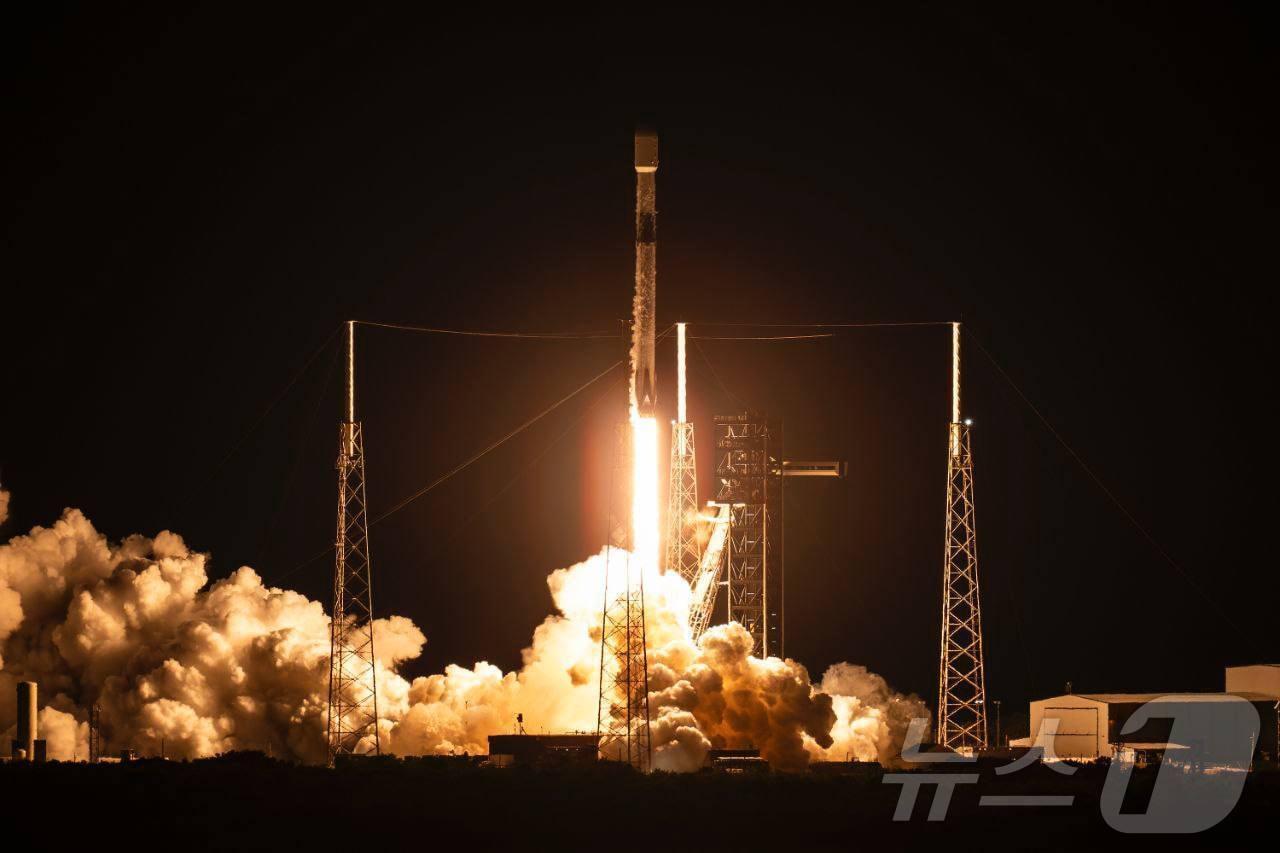 본문 이미지 - 군 정찰위성인 ‘425 위성’의 마지막 5호기 발사 모습. 2025.11.3 ⓒ 뉴스1(스페이스X 제공. 재판매 및 DB금지) 