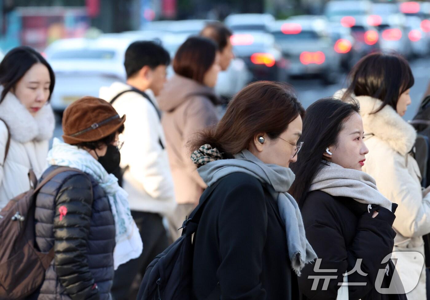서울 광화문 네거리에서 시민들이 잔뜩 움츠린 채 이동하고 있다. 2025.11.3/뉴스1 ⓒ News1 김명섭 기자