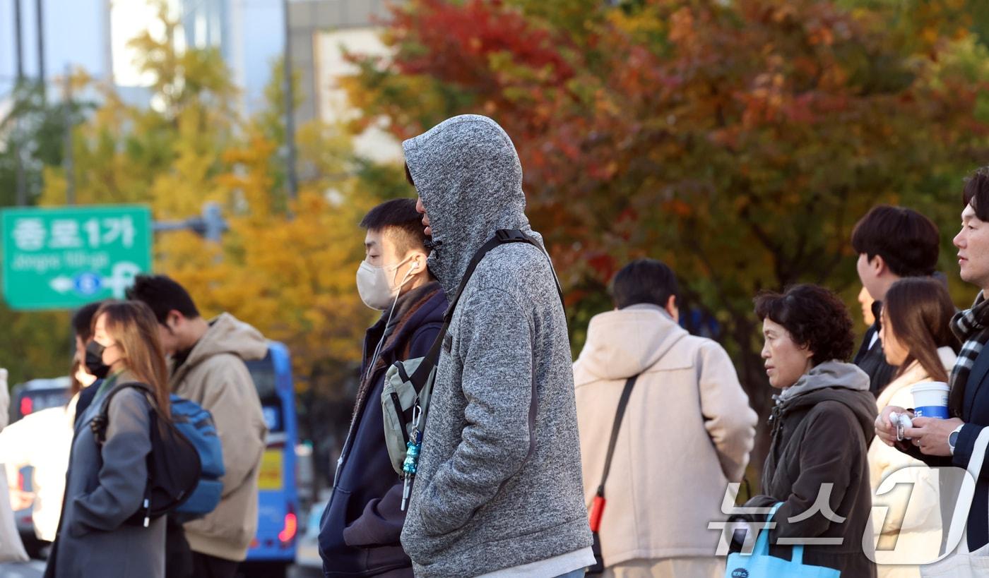 3일 오전 전국의 기온이 영하권으로 떨어지며 출근길 추위가 찾아온 가운데 서울 광화문 네거리에서 시민들이 잔뜩 움츠린 채 이동하고 있다. 기상청에 따르면 이날 제주를 제외한 전국 내륙 곳곳에 한파주의보가 발효된 상태다. 2025.11.3/뉴스1 ⓒ News1 김명섭 기자