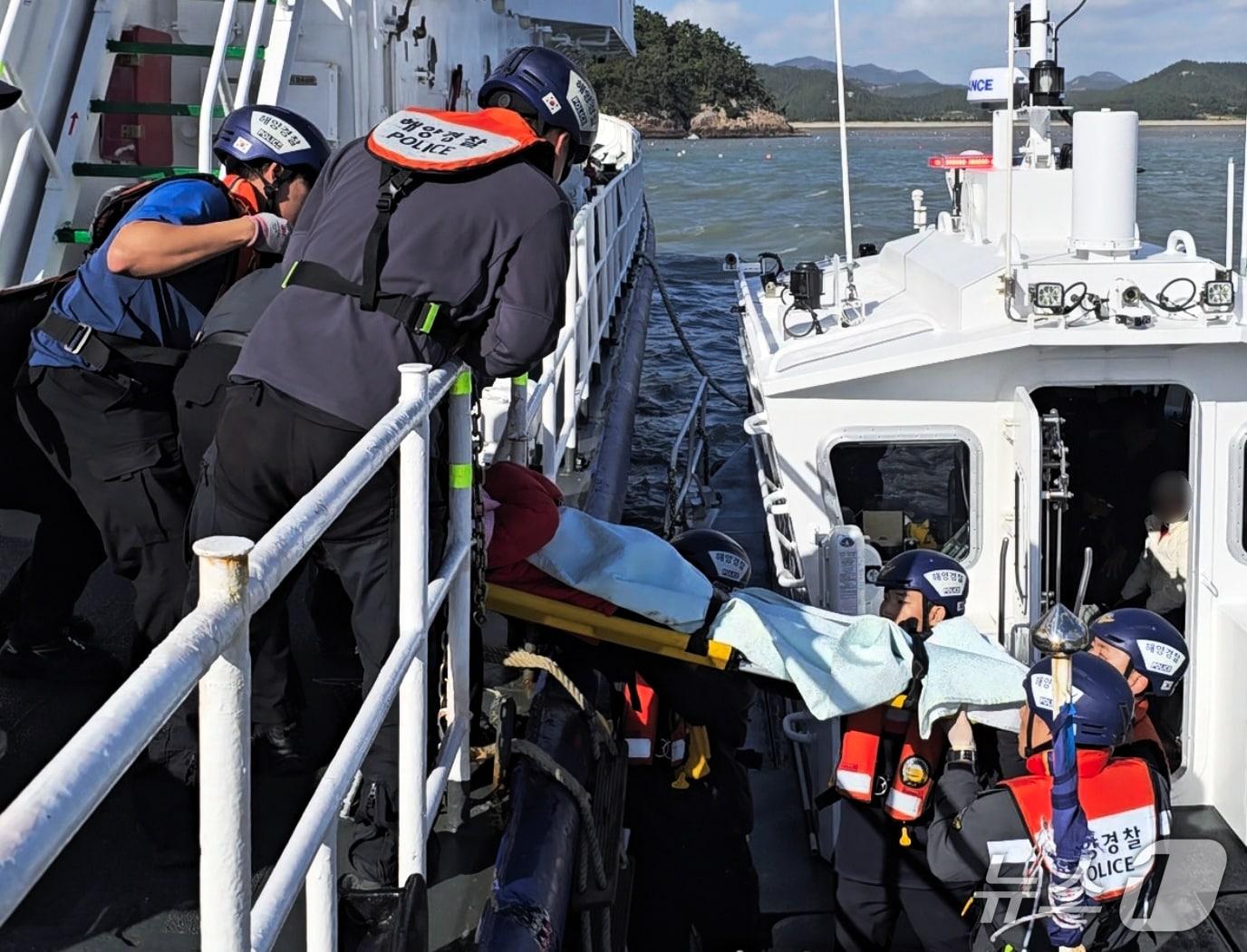 본문 이미지 - 도서지역 응급환자 이송하는 목포해경 508함. &#40;목포해경 제공. 재판매 및 DB금지&#41;