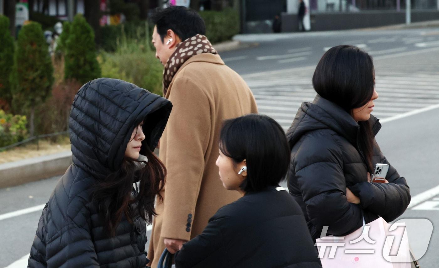 시민들이 잔뜩 움츠린 채 이동하고 있다. 2025.11.3/뉴스1 ⓒ News1 김명섭 기자