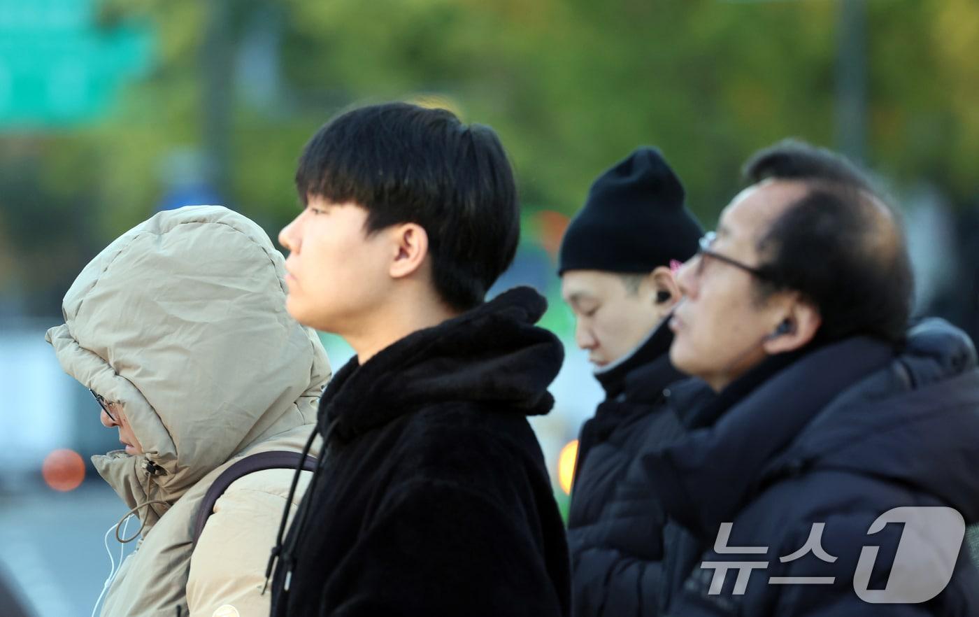 서울 광화문 네거리에서 시민들이 잔뜩 움츠린 채 이동하고 있다. 2025.11.3/뉴스1 ⓒ News1 김명섭 기자