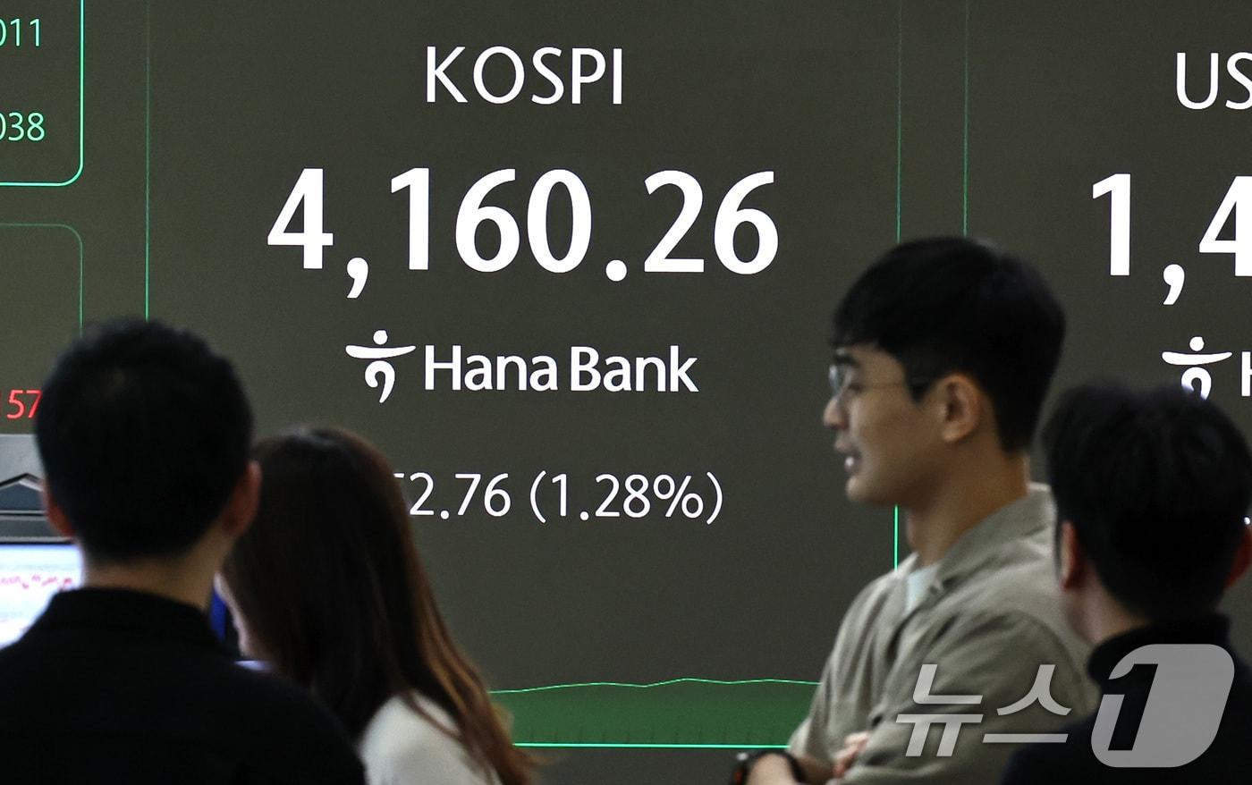 코스피가 장중 사상최고치를 경신한 3일 오전 서울 중구 하나은행 본점 딜링룸 현황판에 개장 시황이 나오고 있다. 2025.11.3/뉴스1 ⓒ News1 구윤성 기자