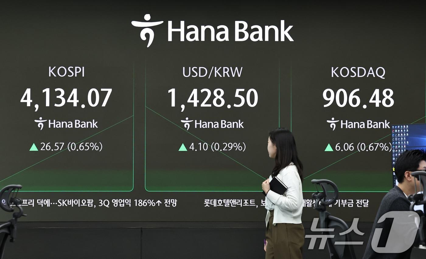 코스피가 장중 사상최고치를 경신한 3일 오전 서울 중구 하나은행 본점 딜링룸 현황판에 개장 시황이 나오고 있다. 2025.11.3/뉴스1 ⓒ News1 구윤성 기자