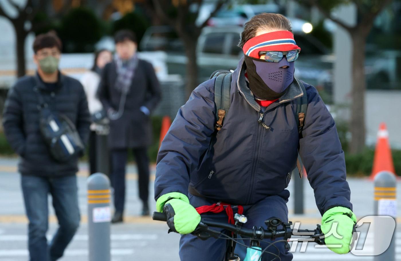 3일 오전 전국의 기온이 영하권으로 떨어지며 출근길 추위가 찾아온 가운데 서울 광화문 네거리에서 시민들이 잔뜩 움츠린 채 이동하고 있다. 기상청에 따르면 이날 제주를 제외한 전국 내륙 곳곳에 한파주의보가 발효된 상태다. 2025.11.3/뉴스1 ⓒ News1 김명섭 기자
