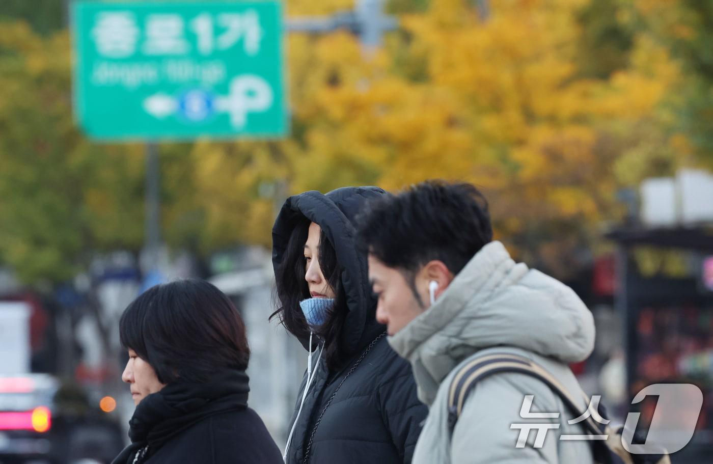 3일 오전 전국의 기온이 영하권으로 떨어지며 출근길 추위가 찾아온 가운데 서울 광화문 네거리에서 시민들이 잔뜩 움츠린 채 이동하고 있다. 기상청에 따르면 이날 제주를 제외한 전국 내륙 곳곳에 한파주의보가 발효된 상태다. 2025.11.3/뉴스1 ⓒ News1 김명섭 기자
