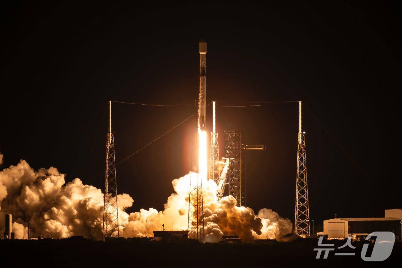 본문 이미지 - 2일&#40;현지시간&#41; 미국 플로리다주 케이프 커너베럴 우주군기지에서 대한민국 정찰위성 5호기가 실린 스페이스X사의 팰컨-9 발사체가 발사되고 있다&#40;스페이스X 제공&#41; 2025.11.3/뉴스1