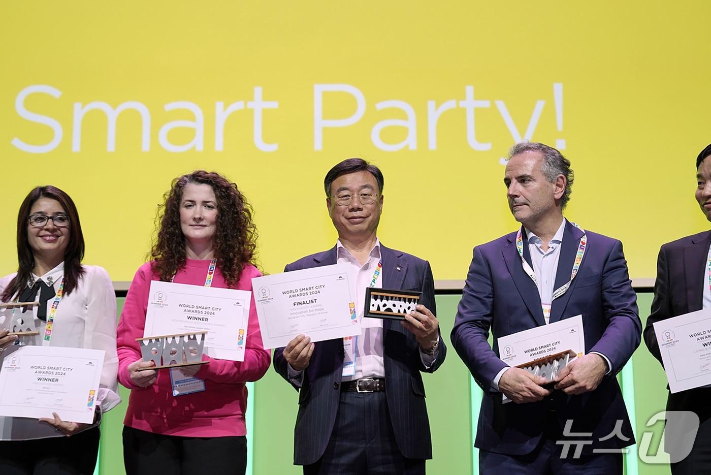 본문 이미지 - 경기 성남시가 전국 최초로 '월드 스마트시티 어워즈' 2년 연속 본선 진출에 성공했다. 사진은 지난해 행사에서 신상진 시장(좌측에서 세 번째)이 '혁신 부문' 본상을 수상한 모습.(성남시 제공. 재판매 및 DB금지)/뉴스1