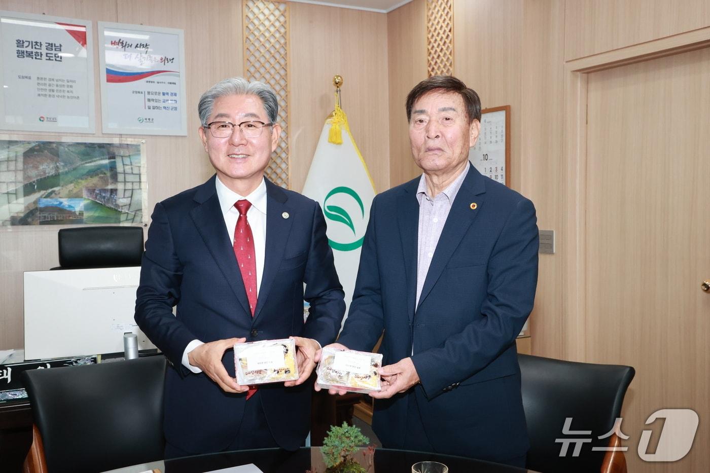 황진탁씨&#40;오른쪽&#41;가 지난달 30일 의령군청 군수실에서 오태완 군수에게 감사의 마음을 전한 떡을 전달하고 있다&#40;의령군 제공. 재판매 및 DB금지&#41;.