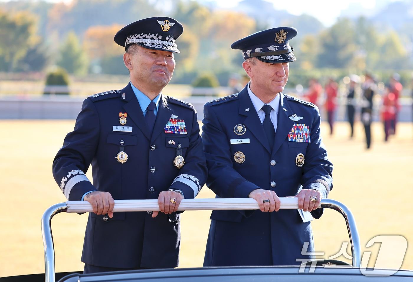 진영승 합참의장&#40;왼쪽&#41;과 존 대니얼 케인 미국 합참의장이 3일 서울 용산구 국방부 연병장에서 열린 제50차 한미 군사위원회 회의&#40;MCM&#41; 환영 의장행사에서 의장대 사열하고 있다. 2025.11.3/뉴스1 ⓒ News1 김도우 기자