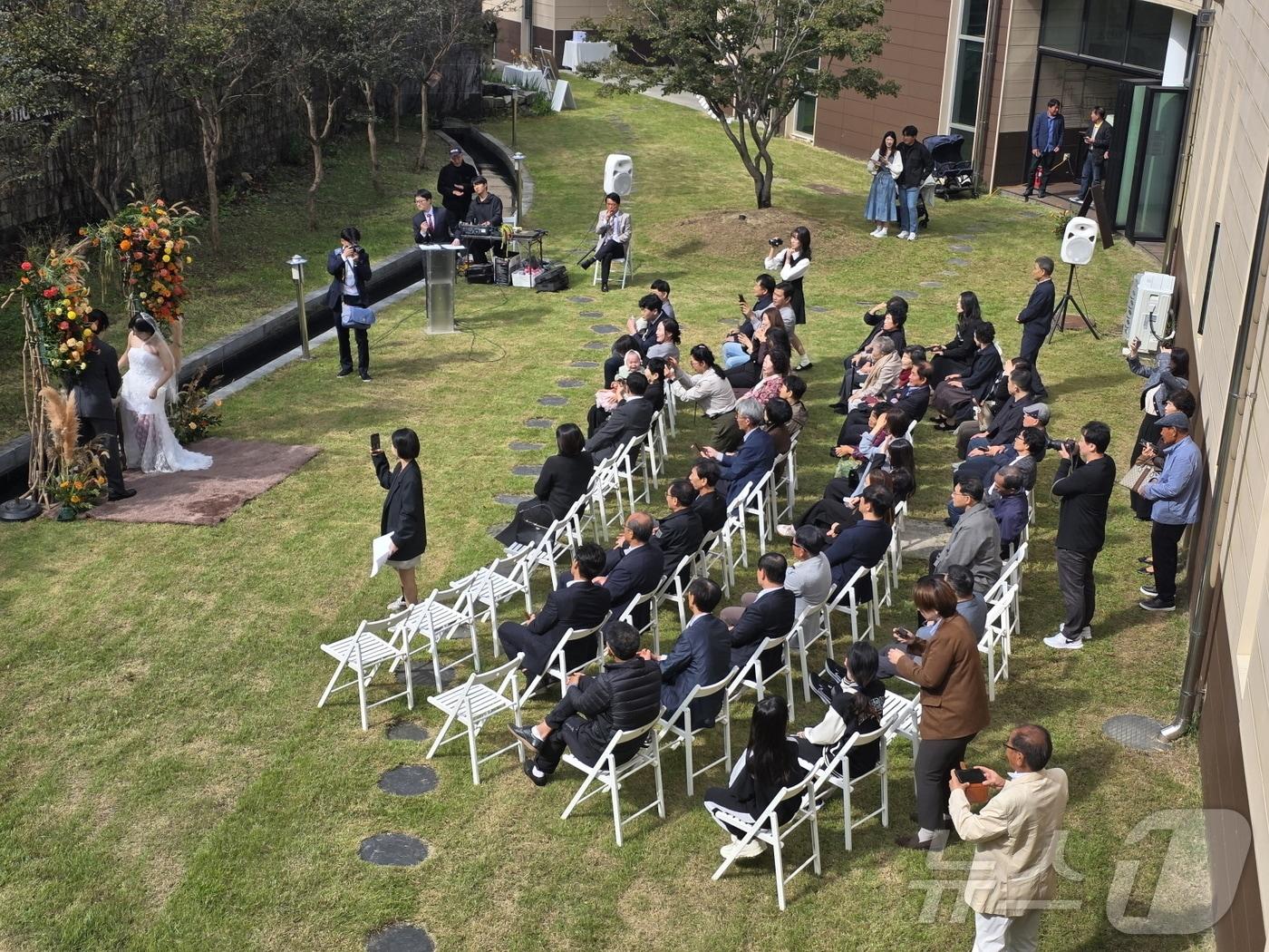 본문 이미지 - 무등산생태탐방원에서 열린 숲 결혼식의 모습. (생태탐방원 제공. 재판매 DB 금지) 