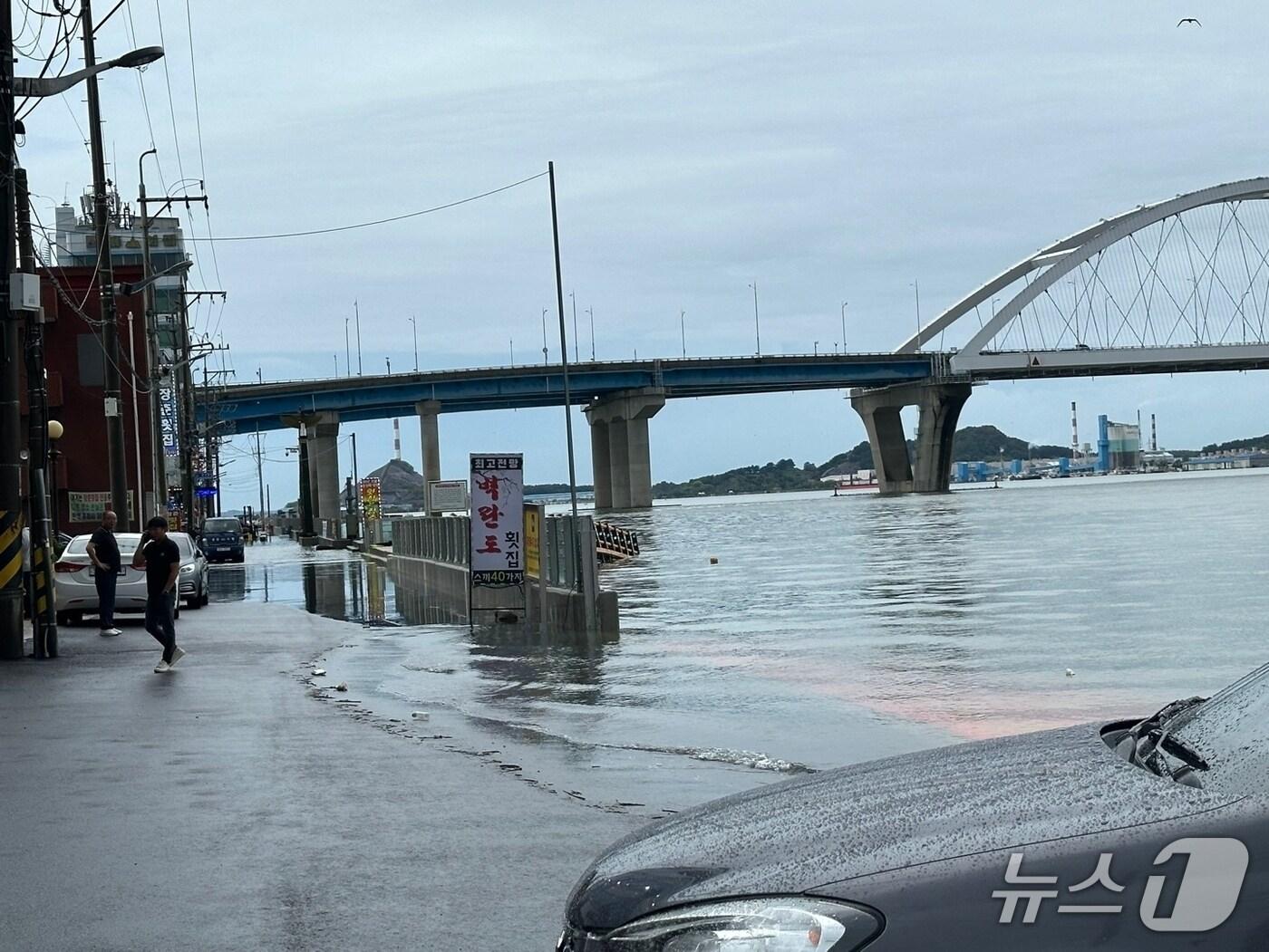 본문 이미지 - 군산시 해망동 물양장 물 범람 모습.&#40;군산해경 제공. 재판매 및 DB금지&#41;