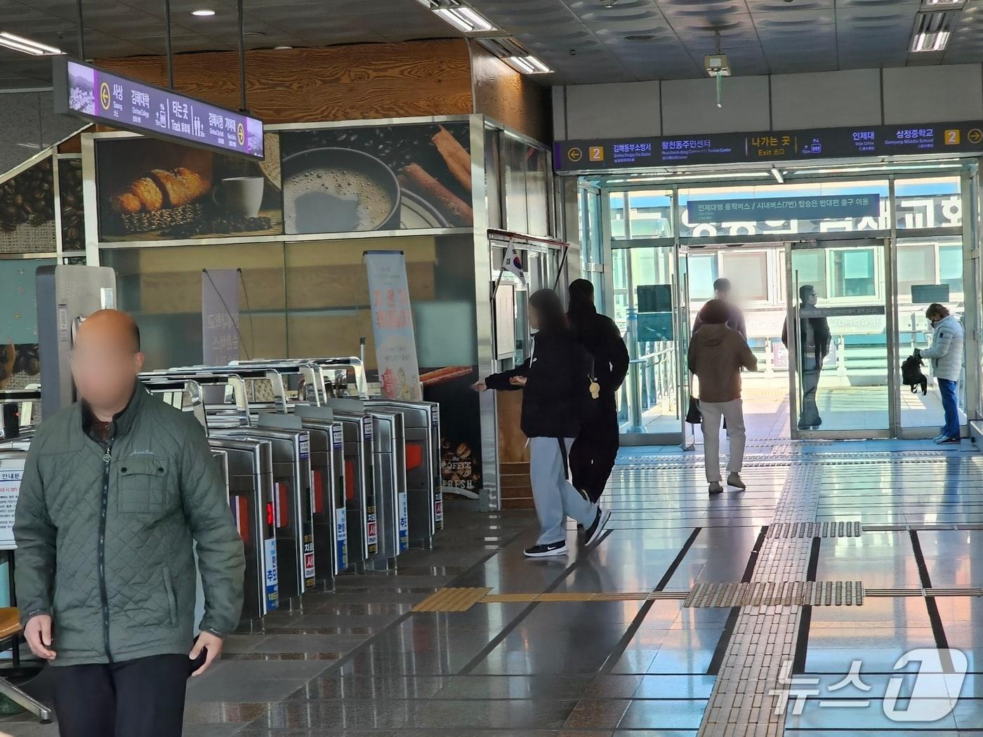 본문 이미지 - 기습 한파가 찾아온 3일 김해시 삼정동 부산김해경전철 인제대역을 이용하는 시민들이 발걸음을 옮기고 있다. 2025.11.3 ⓒ 뉴스1 박민석 기자