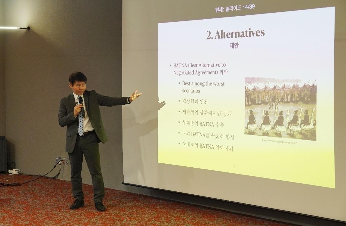 본문 이미지 - 김동영 KDI 국제정책대학원 교수가 GDIN에서 열린 스타트업 역량 강화 세미나에서 강의하고 있다(GDIN 제공). ⓒ 뉴스1