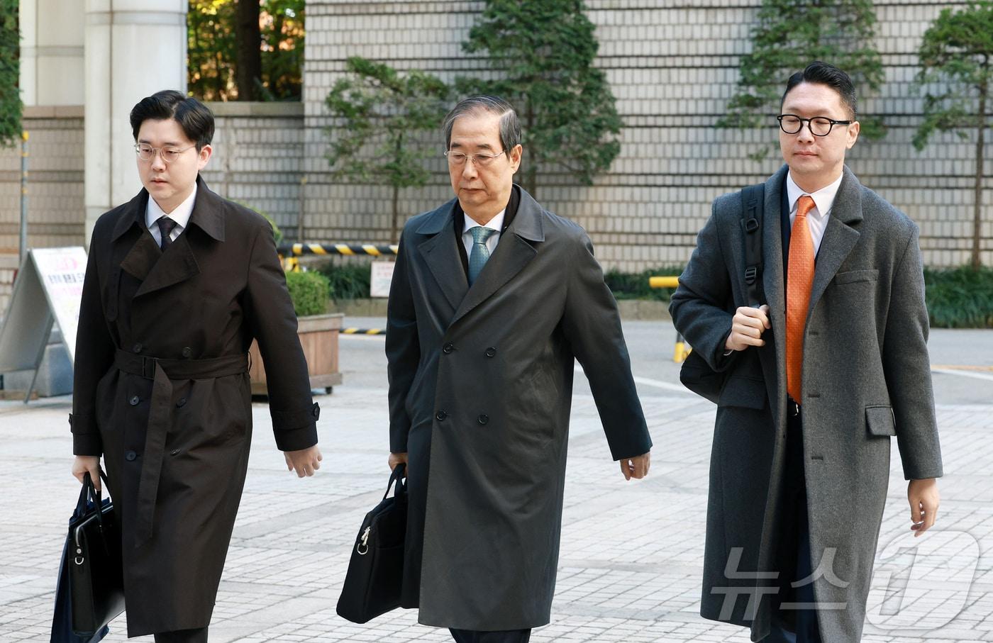 한덕수 전 국무총리가 3일 오전 서울 서초구 서울중앙지방법원에서 열린 내란 우두머리 방조 혐의 5차 공판에 출석하고 있다. 2025.11.3/뉴스1 ⓒ News1 김진환 기자