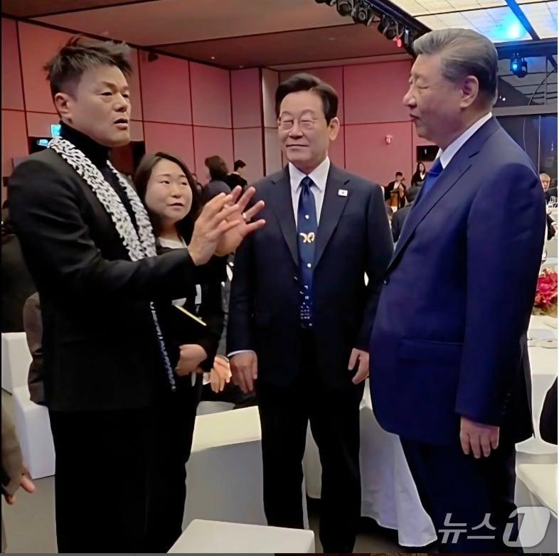 본문 이미지 - 대중문화교류위원회 공동위원장 자격으로 지난 1일 시진핑 중국 국가주석 환영 만찬에 참석한 가수 박진영이 이재명 대통령, 시 주석과 함께  &#39;한중 대중문화 교류&#39;에 대해 이야기를 하고 있다. &#40;SNS 갈무리&#41; ⓒ 뉴스1