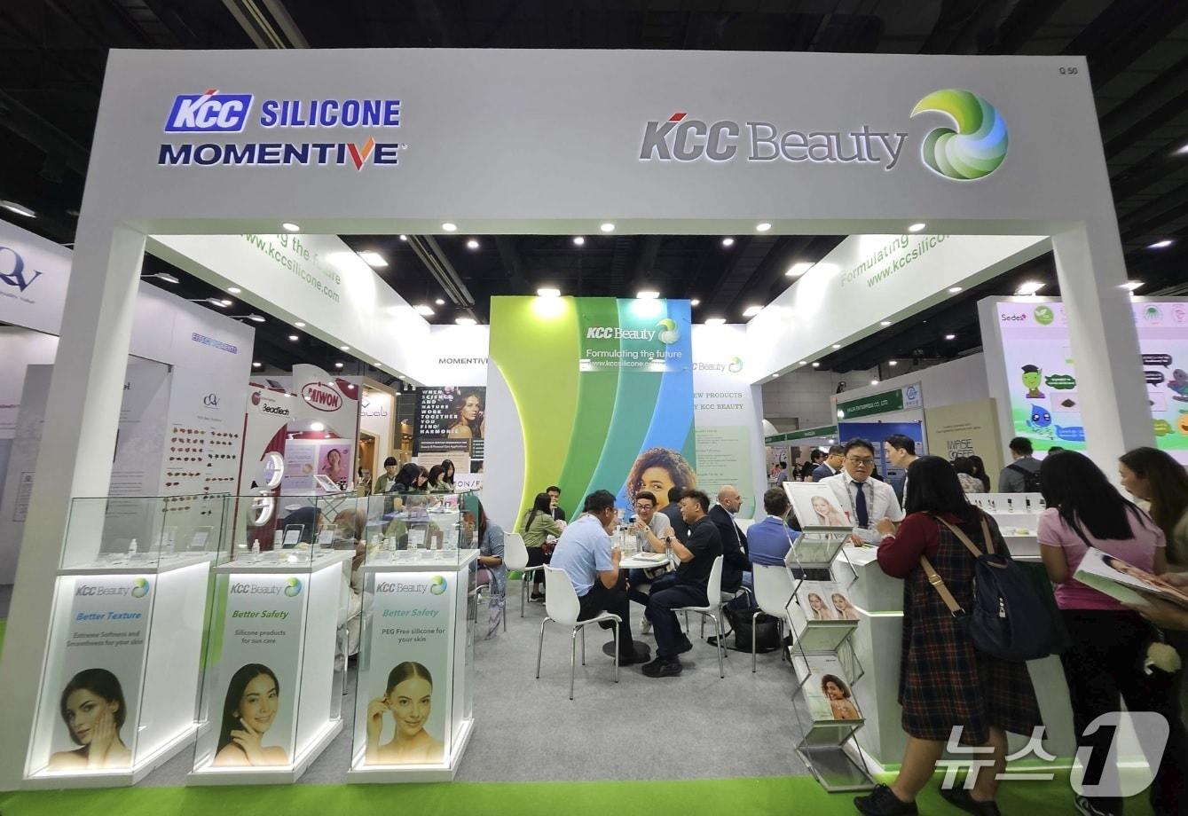 본문 이미지 - 지난해 열린 '인코스메틱 아시아 2024'의 KCC실리콘 부스(KCC 제공)
