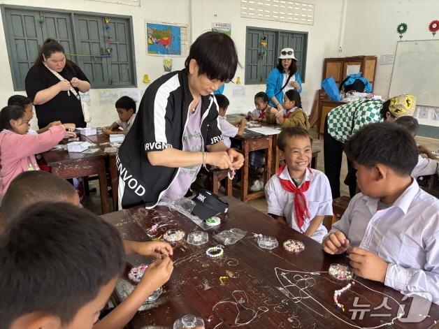 본문 이미지 - 전주기전 허브조경과 학생과 교직원들이 지난 10월 26일부터 지난 2일까지 6박 8일 일정으로 루앙프라방, 비엔티안, 방비엔 지역에서 '동계 해외현장활동'을 실시했다.(전주기전대 제공, 재판매 및 DB 금지)/뉴스1