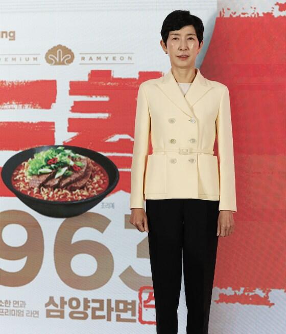 본문 이미지 - 3일 오전 서울 중구 보코 서울 명동 호텔에서 열린 '삼양 1963' 신제품 출시 발표회에서 김정수 삼양식품 부회장이 제품 이미지를 배경으로 포즈를 취하고 있다. '삼양 1963'은 면을 튀기는 기름으로 팜유 대신 우지를 사용하고 소뼈로 우려낸 액상 스프까지 더해 국물 풍미를 끌어올린 것이 특징으로, 삼양식품은 36년 전 ‘우지(牛脂·소기름) 파동’으로 사라진 대한민국 1호 라면를 재출시하며 명예회복에 나선다. 2025.11.3/뉴스1 ⓒ News1 오대일 기자