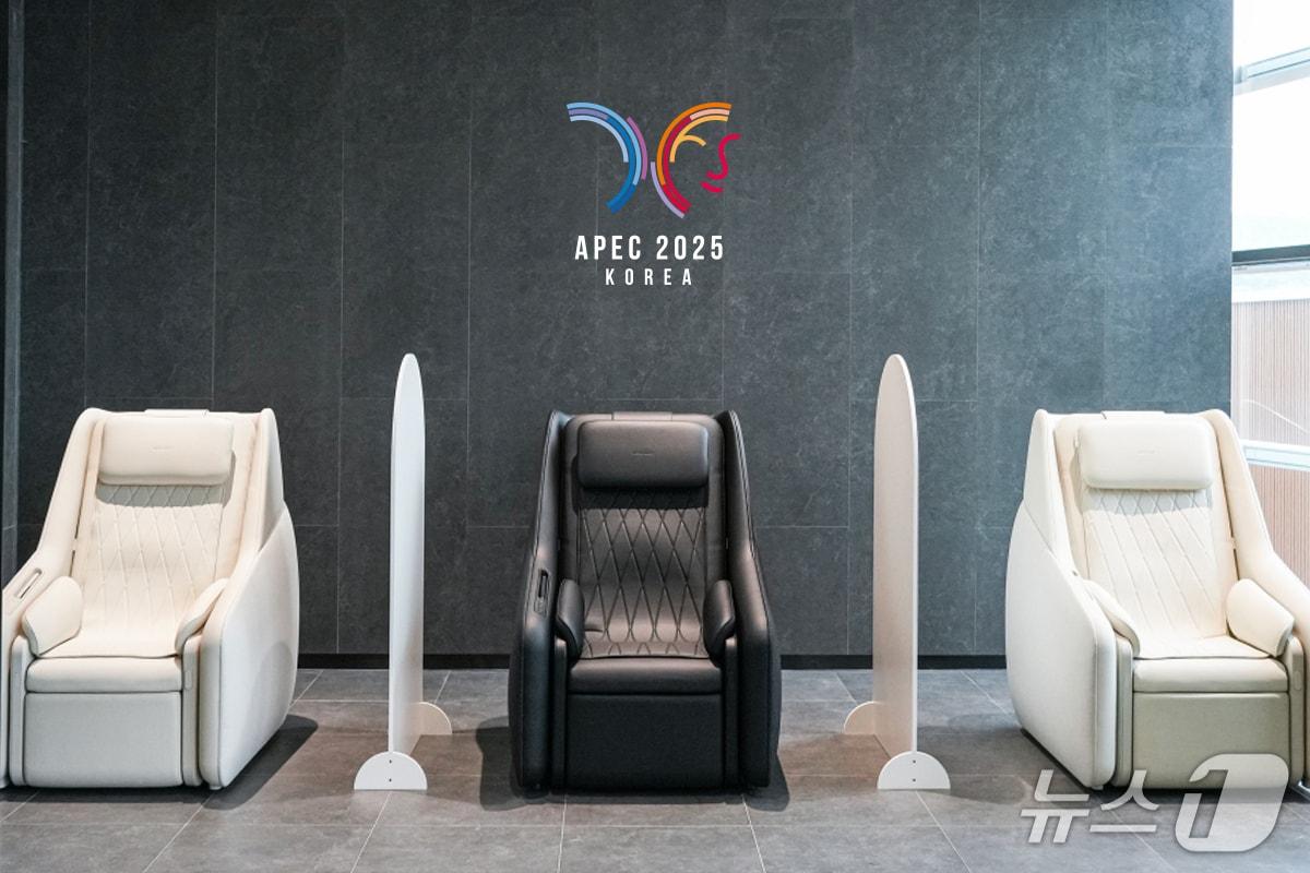 본문 이미지 - 2025년 아시아태평양경제협력체(APEC) 정상회의 고위급 오찬장에 설치된 세라젬 마스터 V11(세라젬 제공)