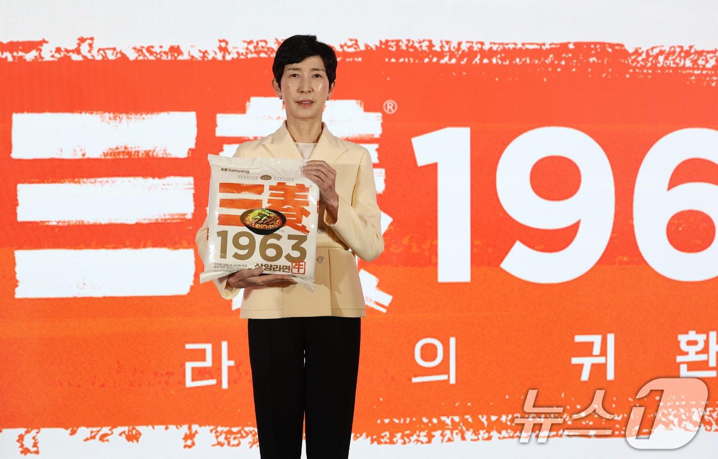 3일 오전 서울 중구 보코 서울 명동 호텔에서 열린 '삼양 1963' 신제품 출시 발표회에서 김정수 삼양식품 부회장이 제품을 들고 포즈를 취하고 있다. '삼양 1963'은 면을 튀기는 기름으로 팜유 대신 우지를 사용하고 소뼈로 우려낸 액상 스프까지 더해 국물 풍미를 끌어올린 것이 특징으로, 삼양식품은 36년 전 ‘우지(牛脂·소기름) 파동’으로 사라진 대한민국 1호 라면를 재출시하며 명예회복에 나선다. 2025.11.3/뉴스1 ⓒ News1 오대일 기자