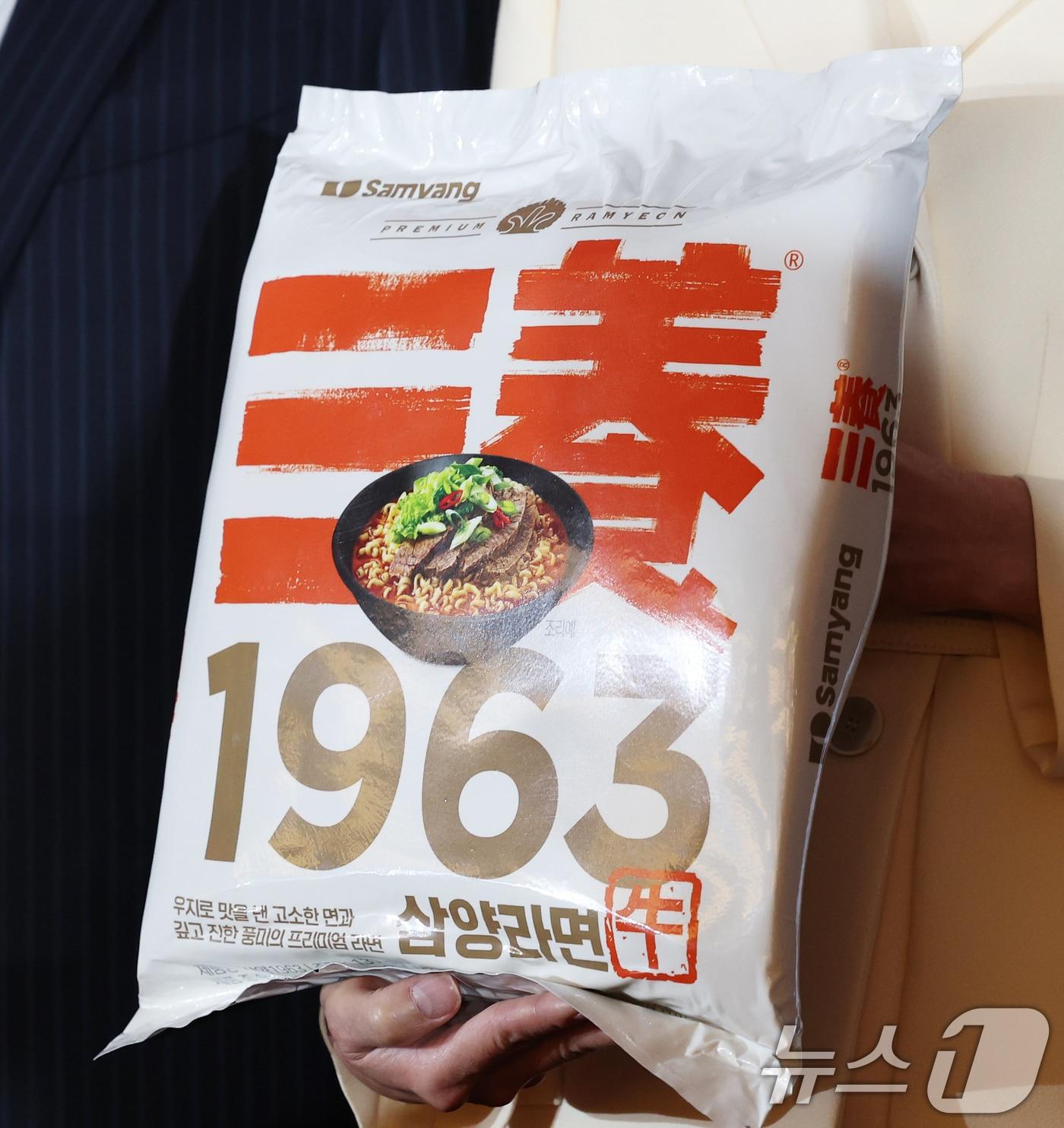본문 이미지 - 지난해 11월 3일 서울 중구 보코 서울 명동 호텔에서 열린 '삼양 1963' 신제품 출시 발표회에서 김정수 삼양식품 부회장이 제품을 들고 포즈를 취하고 있다. 2025.11.3/뉴스1 ⓒ News1 오대일 기자