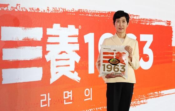 본문 이미지 - 김정수 삼양식품 부회장이 제품을 들고 포즈를 취하고 있다 2025.11.3/뉴스1 ⓒ News1 오대일 기자