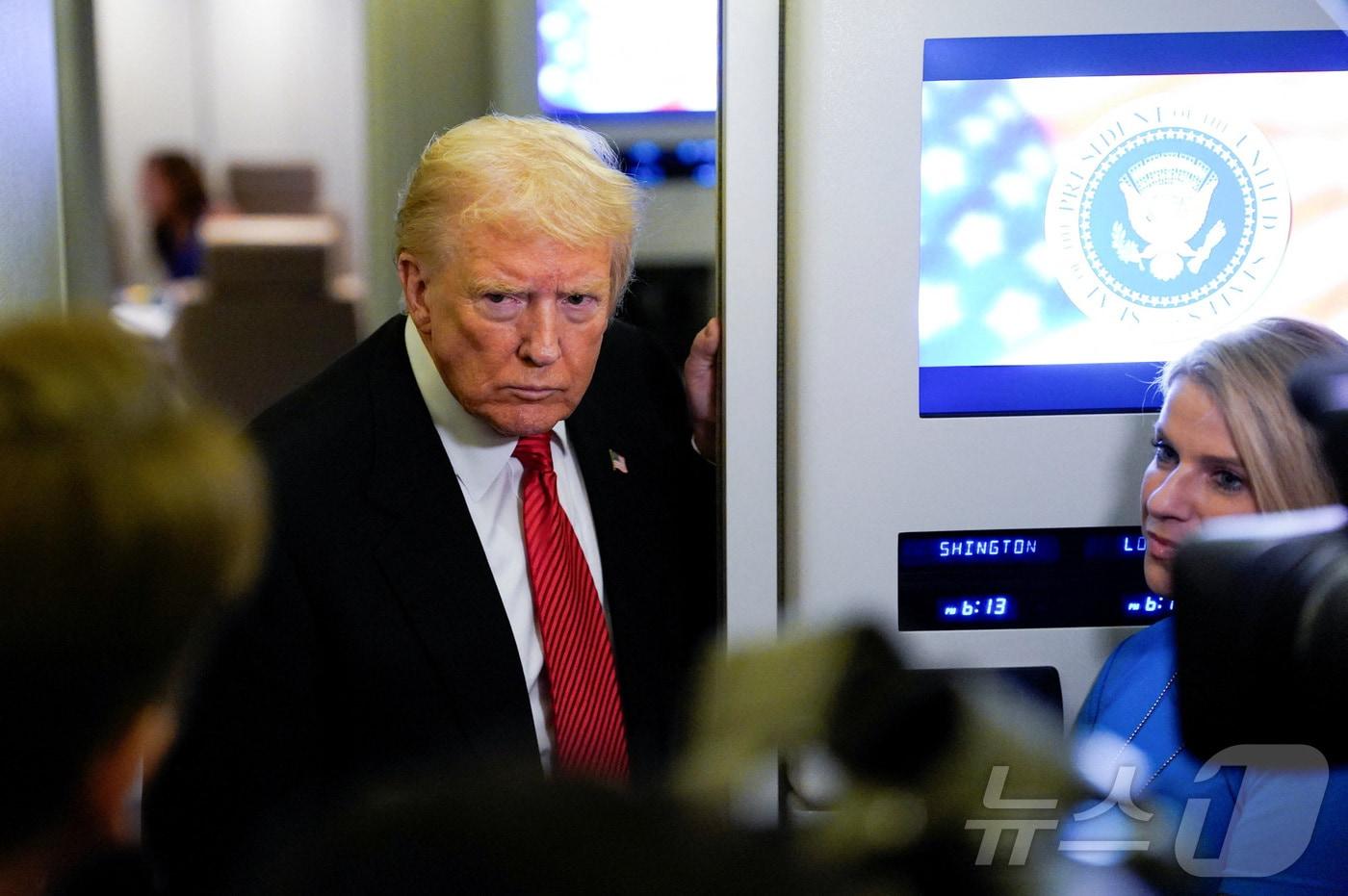 도널드 트럼프 미국 대통령이 2일&#40;현지시간&#41; 미국 앤드루스 공군기지로 향하는 에어포스원&#40;대통령 전용기&#41; 기내에서 기자단과 대화하고 있다. ⓒ 로이터=뉴스1 ⓒ News1 이창규 기자