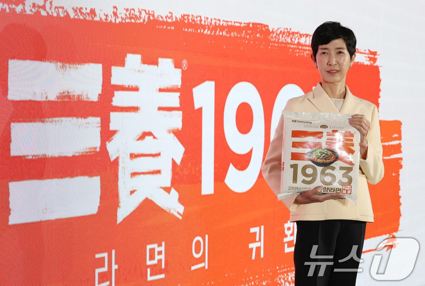 본문 이미지 - 3일 오전 서울 중구 보코 서울 명동 호텔에서 열린 '삼양 1963' 신제품 출시 발표회에서 김정수 삼양식품 부회장이 제품을 들고 포즈를 취하고 있다. 2025.11.3 ⓒ 뉴스1 오대일 기자
