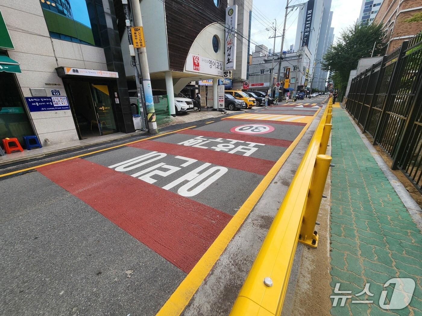 본문 이미지 - 울산 북구 명촌초 일대에 보행환경개선 사업이 완료된 모습.(울산 북구 제공. 재판매 및 DB금지)/뉴스1