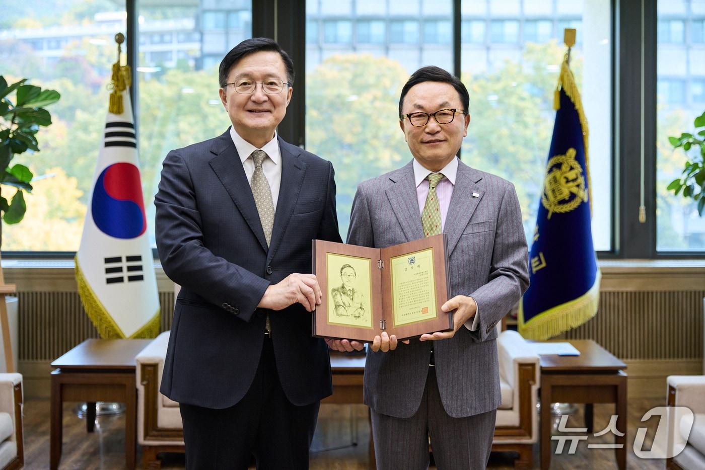 지난달 31일 유홍림 서울대 총장이 박현주 미래에셋그룹 회장&#40;오른쪽&#41;에게 감사패를 전달하고 있다.&#40;서울대 제공&#41;