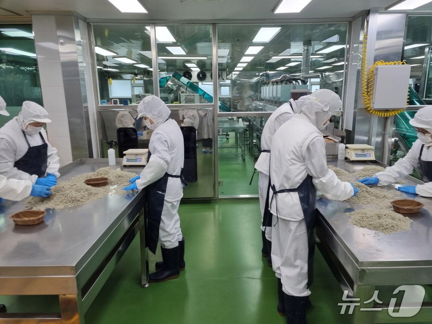 본문 이미지 - 경기 수원시 학교급식 식자재 공동구매 참여업체 불시 점검. &#40;수원시 제공. 재판매 및 DB 금지&#41; 2025.11.3/뉴스1