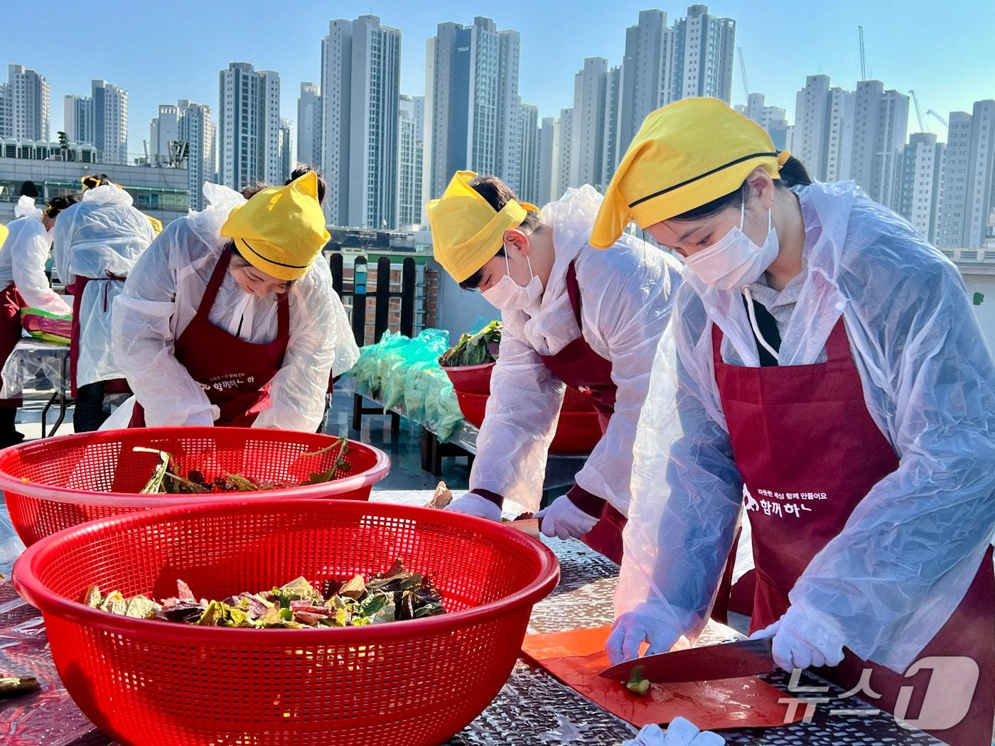 본문 이미지 - 글로벌세아그룹의 세아상역이 겨울철 앞두고 김장 나눔 봉사활동을 진행했다 (글로벌세아그룹 제공)