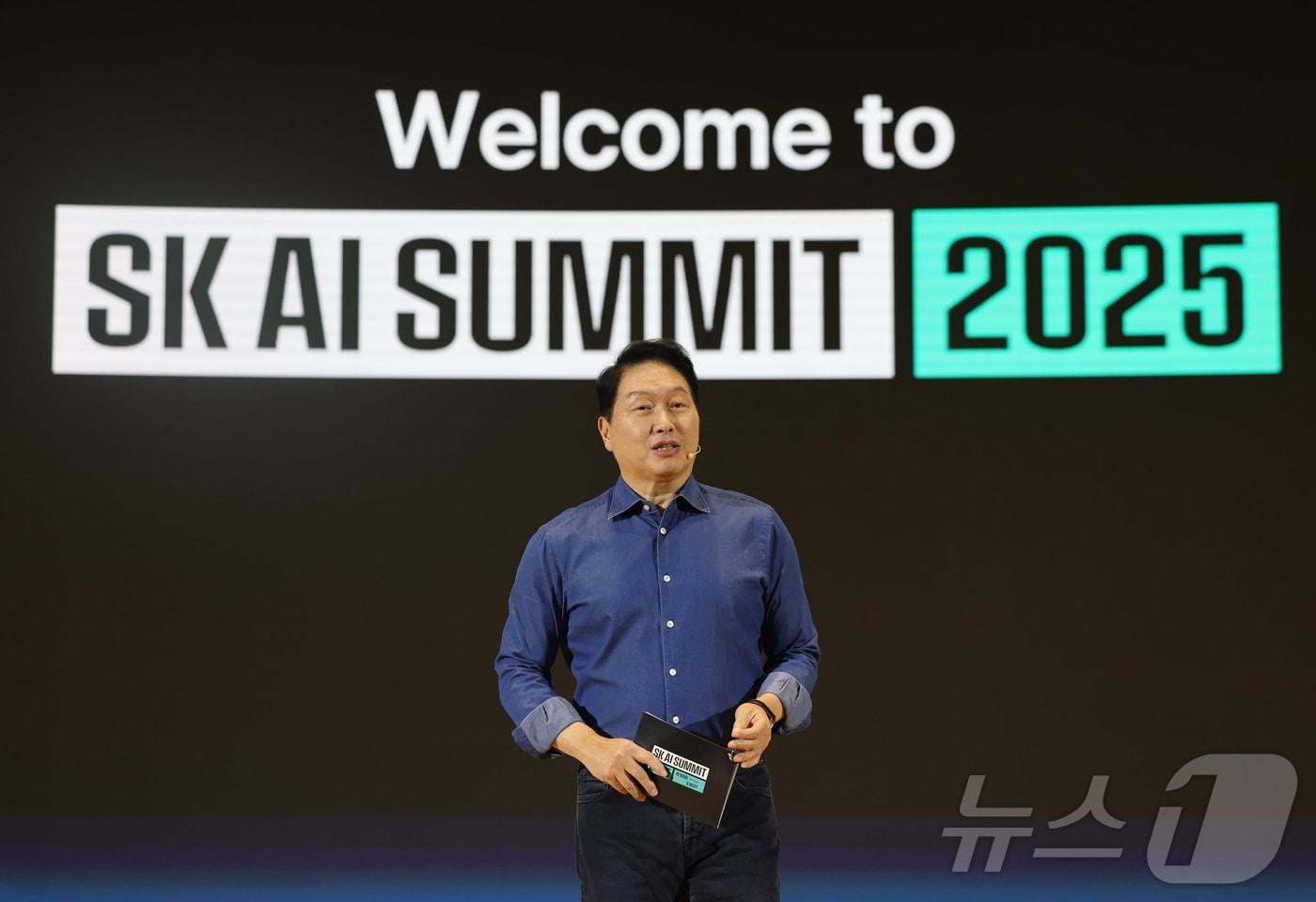 최태원 SK그룹 회장이 3일 서울 강남구 코엑스 오디토리움에서 열린 &#39;SK AI 서밋 20 25&#39; 키노트 세션에서 &#39;AI Now & Next&#39;를 주제로 기조연설을 하고 있다. &#40;공동취재&#41; 2025.11.3/뉴스1 ⓒ News1 황기선 기자