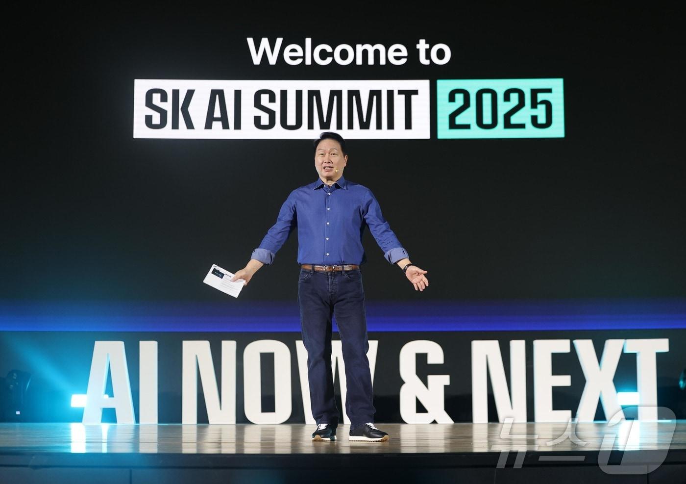 최태원 SK그룹 회장이 3일 서울 강남구 코엑스 오디토리움에서 열린 &#39;SK AI 서밋 20 25&#39; 키노트 세션에서 &#39;AI Now & Next&#39;를 주제로 기조연설을 하고 있다. &#40;공동취재&#41; 2025.11.3/뉴스1 ⓒ News1 황기선 기자