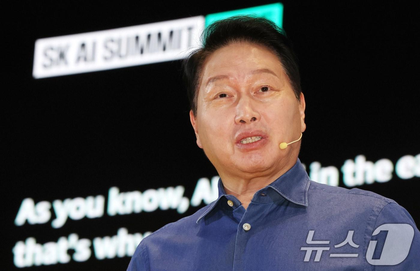 최태원 SK그룹회장이 3일 오전 서울 강남구 코엑스에서 열린 ‘SK AI서밋 2025’에서 기조연설을 하고 있다. 2025.11.3/뉴스1 ⓒ News1 황기선 기자