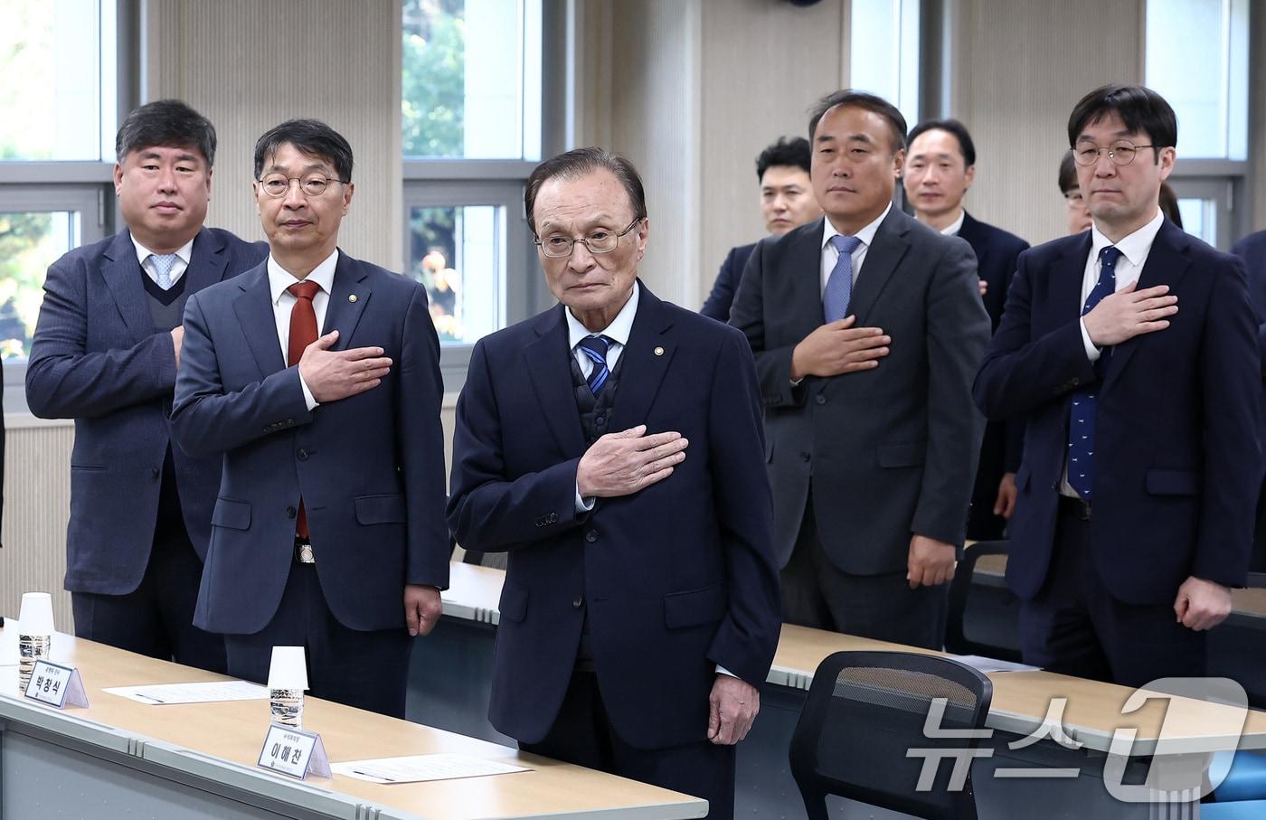 본문 이미지 - 이해찬 민주평화통일자문회의 수석부의장이 지난해 11월 3일 서울 중구 민주평화통일자문회의 사무처 대회의실에서 열린 취임식에서 국기에 대한 경례를 하고 있다. 2025.11.3/뉴스1 ⓒ News1 김성진 기자