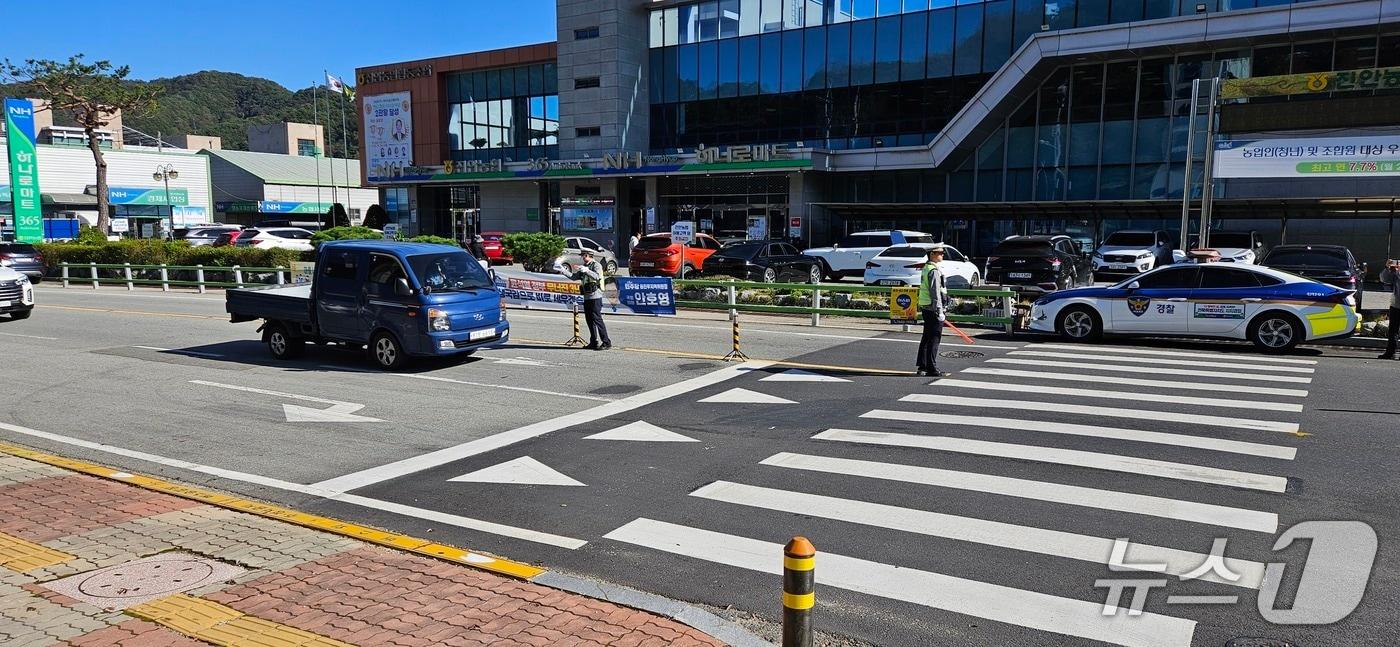 전북 진안군이 경찰서와 합동으로 자동차세, 과태료 등 체납 차량 단속과 번호판 영치를 실시하고 있다.&#40;진안군제공. 재판매 및 DB금지&#41;2025.11.3/뉴스1
