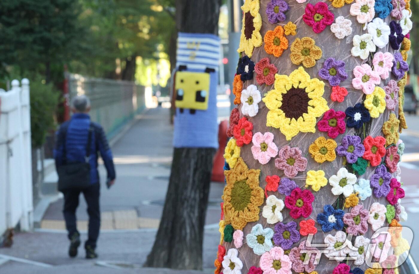 아침 기온이 영하권으로 떨어지며 초겨울 추위를 보인 3일 경기 광명시 하안동 하담길 예술의거리 가로수에 뜨개옷이 입혀져 있다. 2025.11.3/뉴스1 ⓒ News1 김영운 기자